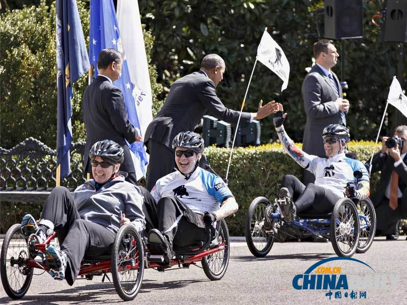 奥巴马出席退伍受伤士兵自行车赛 做鬼脸卖萌