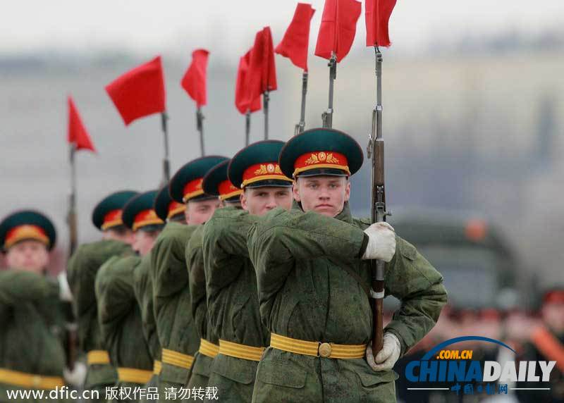 俄罗斯举行胜利日阅兵首次彩排 多种武器装备亮相