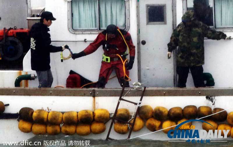韩国救援人员进入沉没客轮内部 寻找生还者