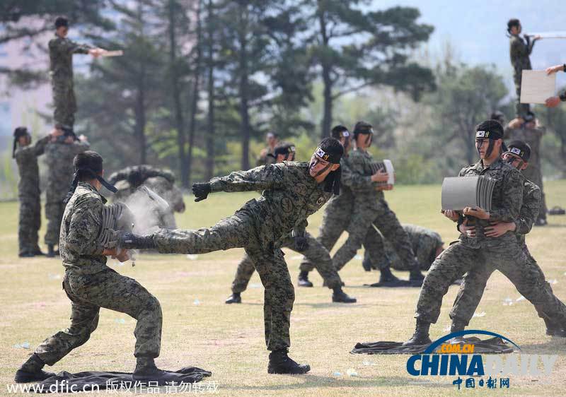 韩特种兵司令部邀残疾人参观 战士秀劈砖格斗技能