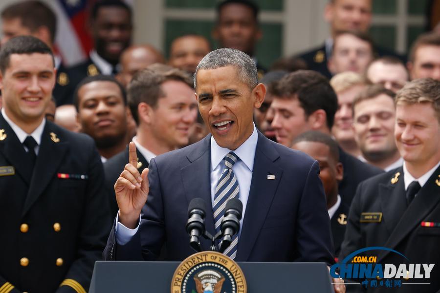 奥巴马授予美国海军学院橄榄球队总司令奖杯 展示44号球衣