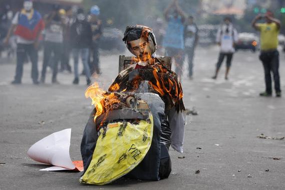 委内瑞拉示威者焚烧马杜罗假人 要求“复活”民主