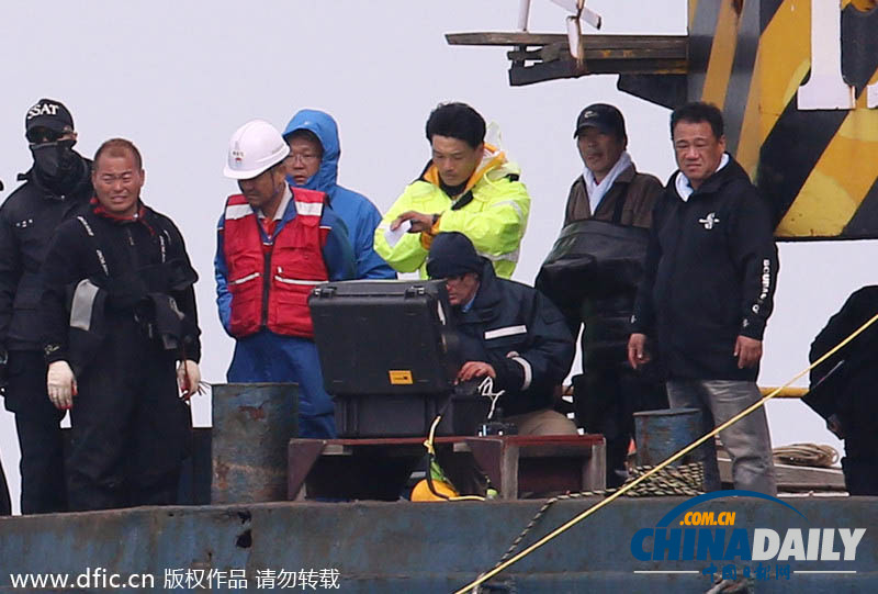 韩国使用遥控无人潜水艇搜寻沉没客轮