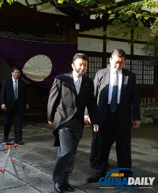 日本总务大臣新藤参拜靖国神社 系十天里第二次