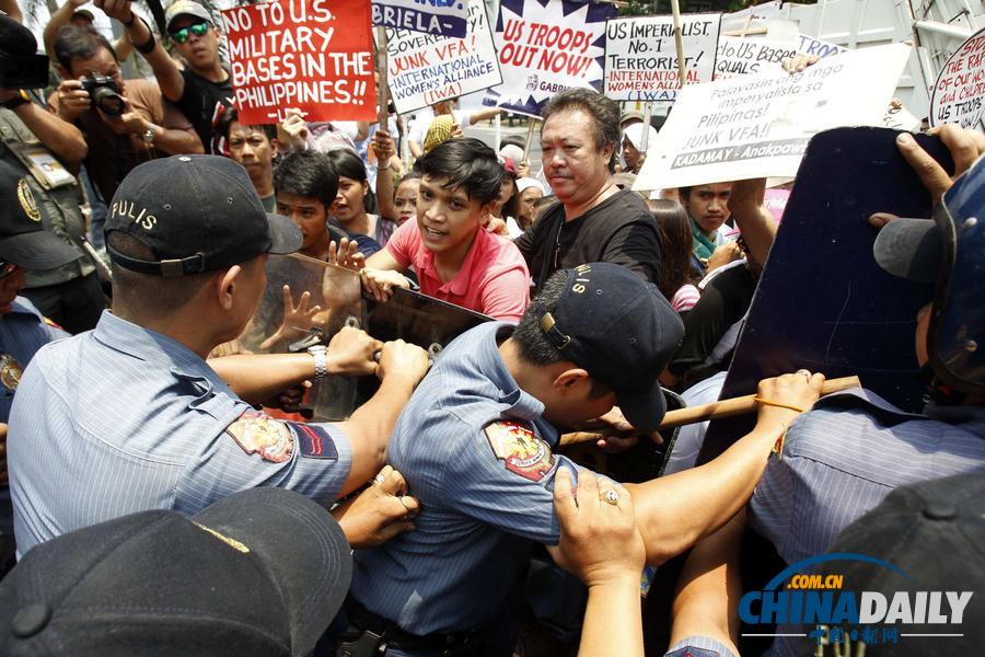菲律宾民众抗议奥巴马下周访菲 与警察发生肢体冲突
