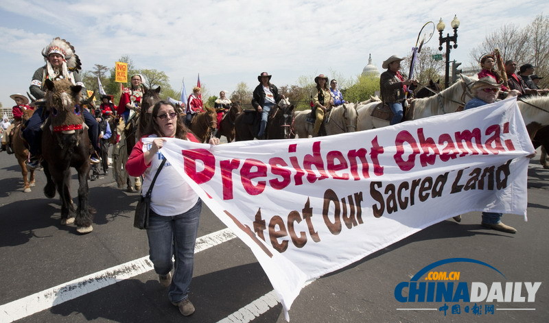美国牛仔印第安人骑马上街 抗议输油管道项目