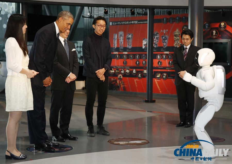 奥巴马参观日本科学未来馆 与机器人踢球互动