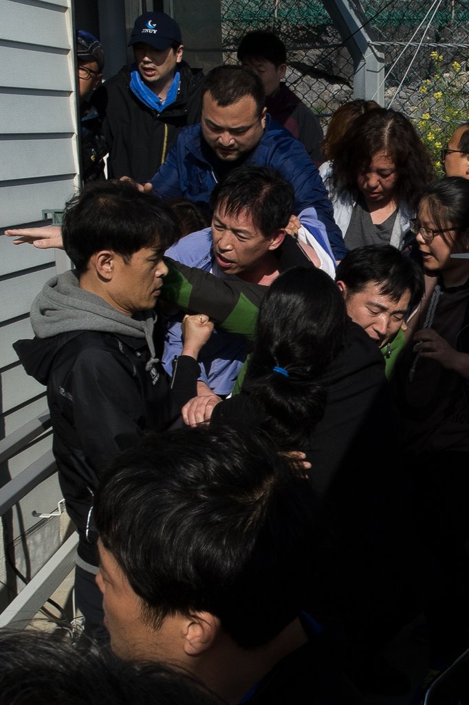 韩国“岁月”号受害者家属痛殴韩政府官员