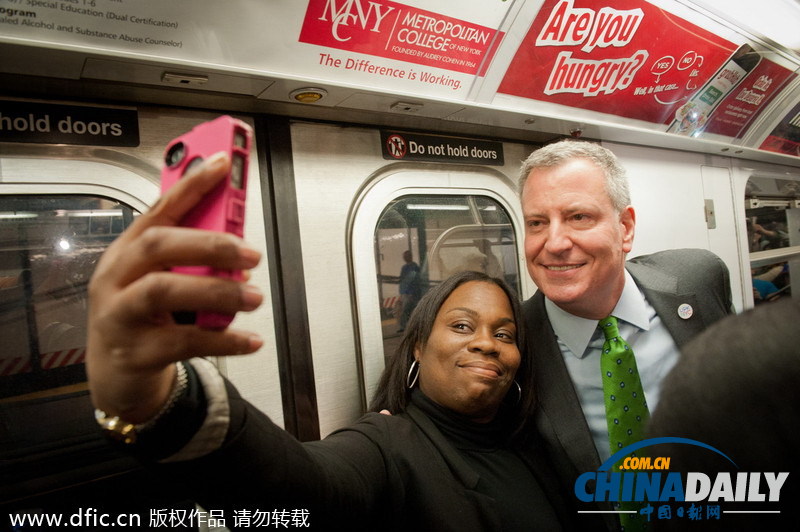 纽约市长地铁里与乘客玩自拍 不小心沦为“背景男”