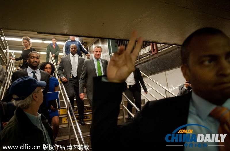 纽约市长地铁里与乘客玩自拍 不小心沦为“背景男”