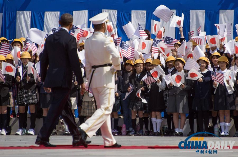 奥巴马会见日本明仁天皇夫妇 检阅日军仪仗队