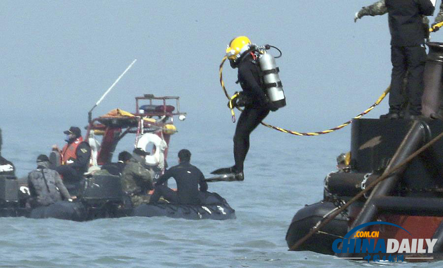 韩搜救员潜水服加长输氧管进入深水区救援