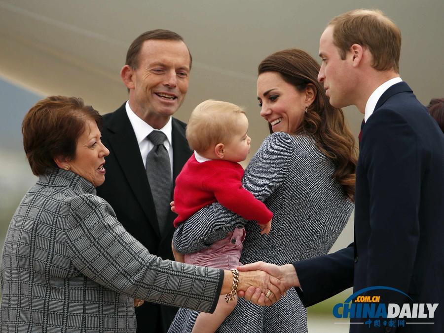 威廉夫妇结束澳大利亚访问 小王子萌态十足惹人爱