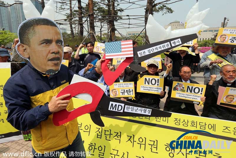 韩国民众游行抗议奥巴马来访 身后警察维持秩序