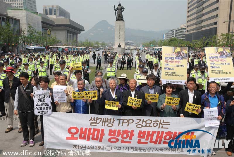 韩国民众游行抗议奥巴马来访 身后警察维持秩序