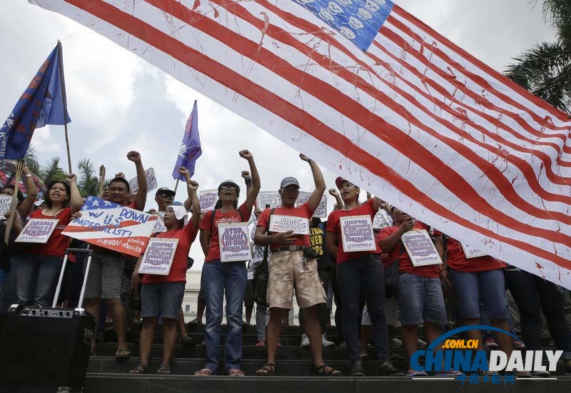 菲律宾民众撕毁自制星条旗 抗议奥巴马访问计划