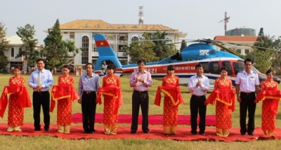 组图：越南广平省直升飞机旅游业务开张