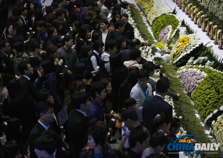 韩国民众排长队悼念沉船事故遇难者