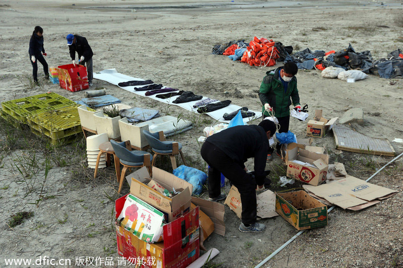 韩国工作人员整理沉没客轮遇难者遗物