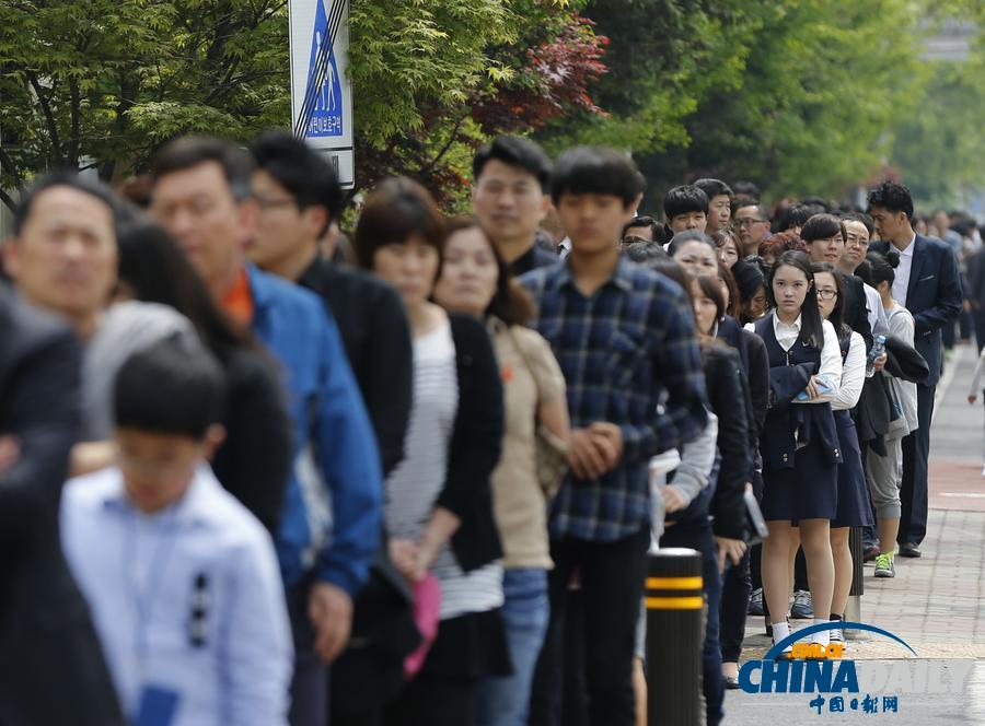 韩国民众连续两日排长队悼念沉船事故遇难者