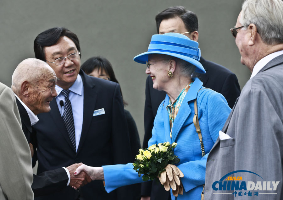 丹麦女王参观南京大屠杀遇难同胞纪念馆 幸存者陪同