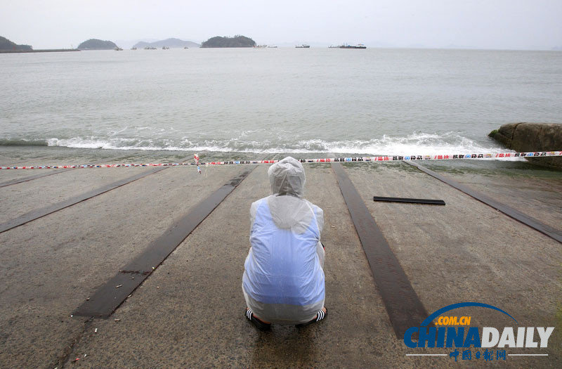 韩国失踪乘客家属在海边苦等亲人消息