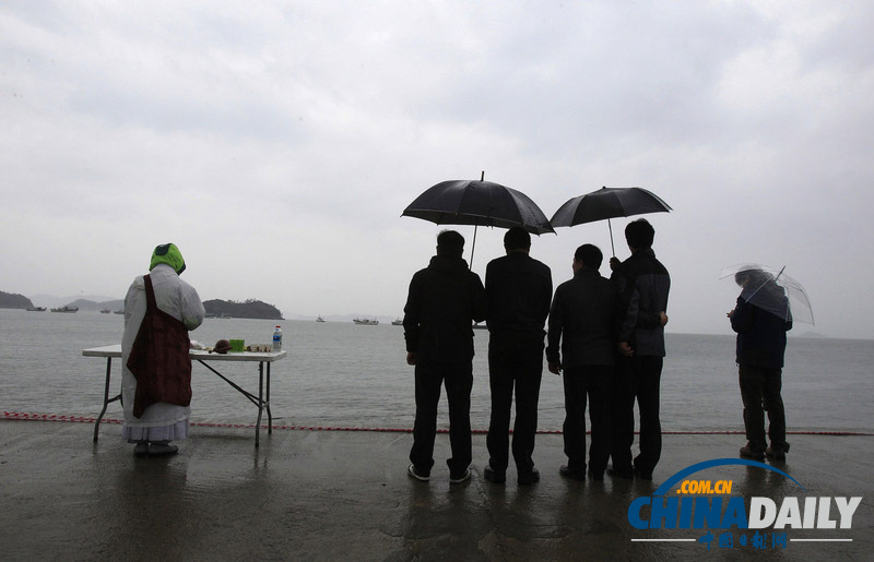 韩国失踪乘客家属在海边苦等亲人消息