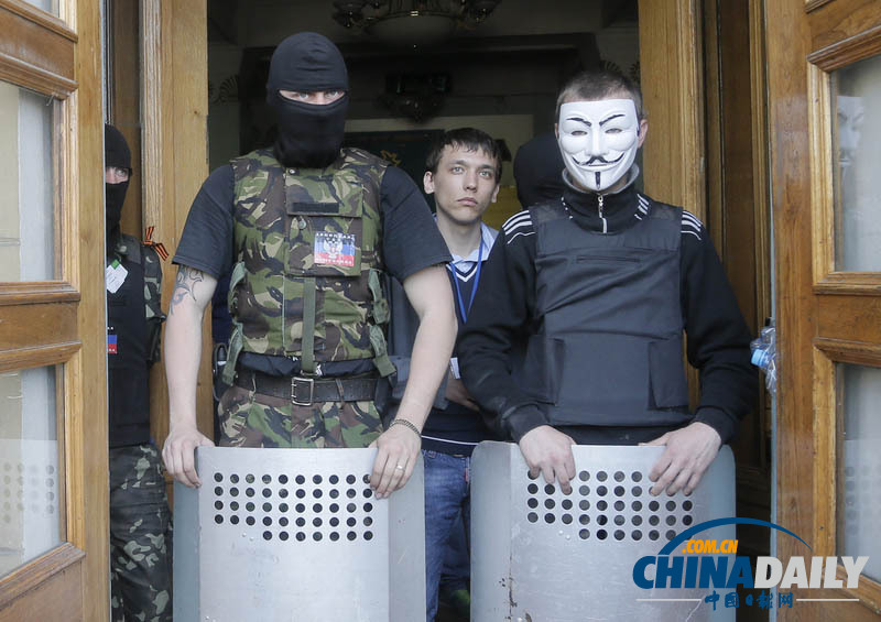 乌亲俄民众集会挥旗占领电视大楼 警察袖手旁观