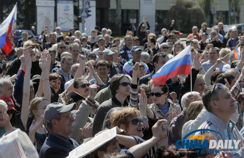 乌亲俄民众集会挥旗占领电视大楼 警察袖手旁观