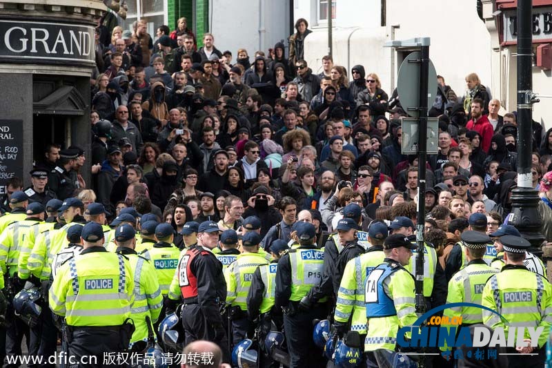 英国反法西斯示威者与右翼民族主义者激烈冲突