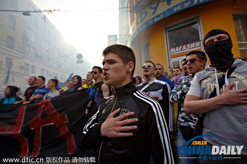 乌克兰哈尔科夫爆发剧烈冲突 两阵营示威者大打出手