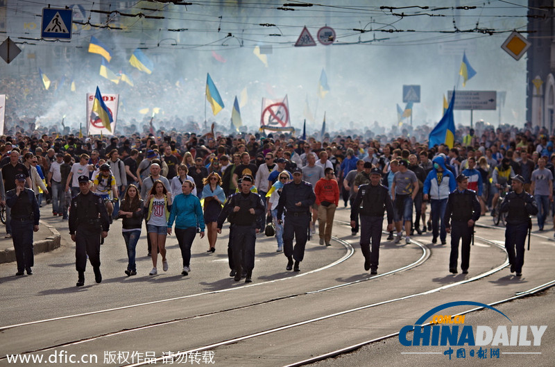 乌克兰哈尔科夫爆发剧烈冲突 两阵营示威者大打出手