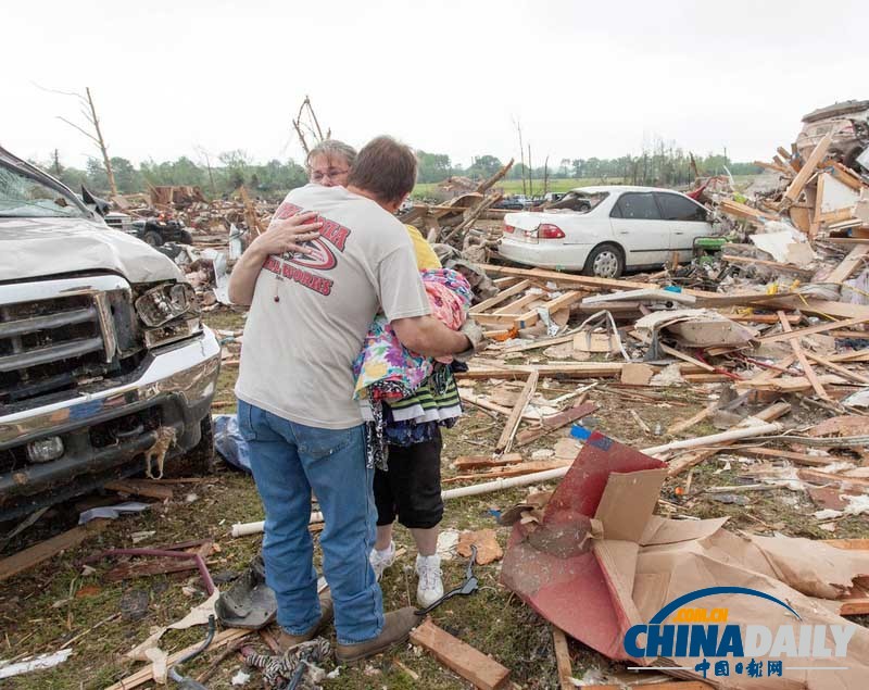 美国中南部遭龙卷风袭击致16人死 州长视察灾情