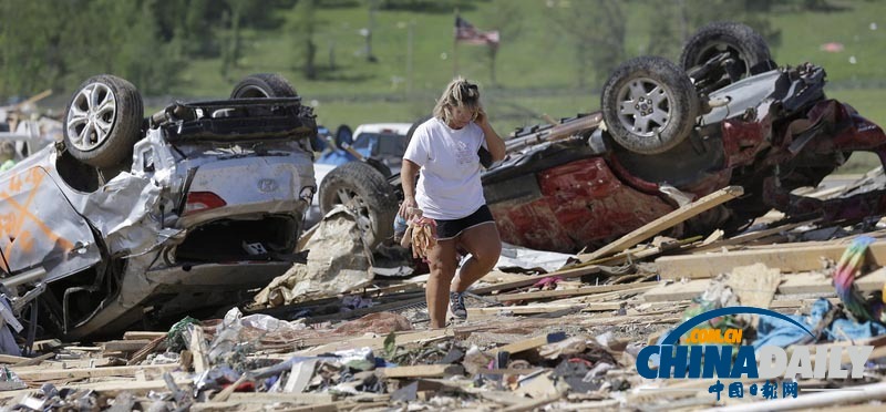 美国中南部遭龙卷风袭击致16人死 州长视察灾情