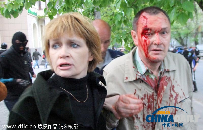亲俄亲乌两派在顿涅茨克发生冲突 造成流血事件