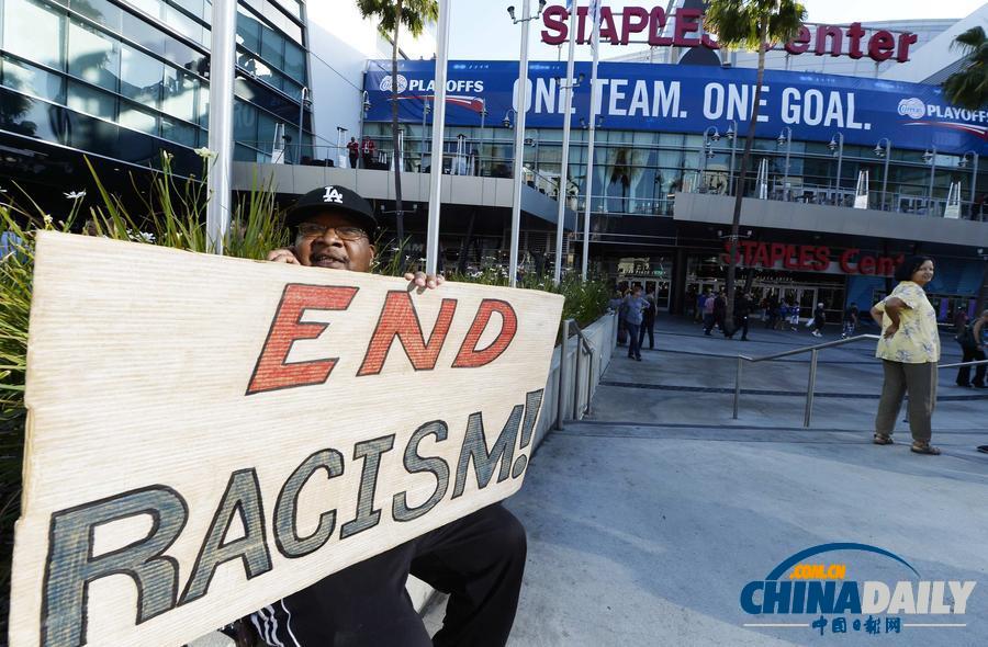 NBA快船队赛前民众场外举标语 抗议其老板种族歧视