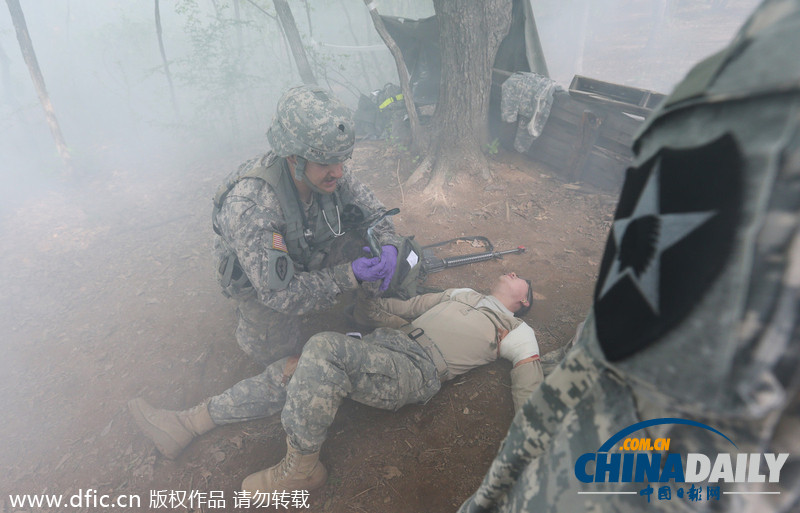 直击驻韩美军军医选拔考试 逼真模拟战场救援状况