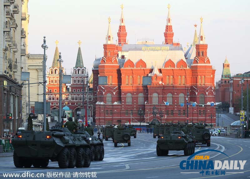 俄派重型军事装备前往红场 保卫胜利日游行彩排