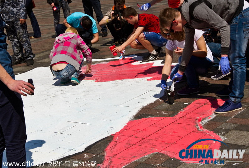 亲乌民众在国会大楼外画乌地图 要求保卫领土完整
