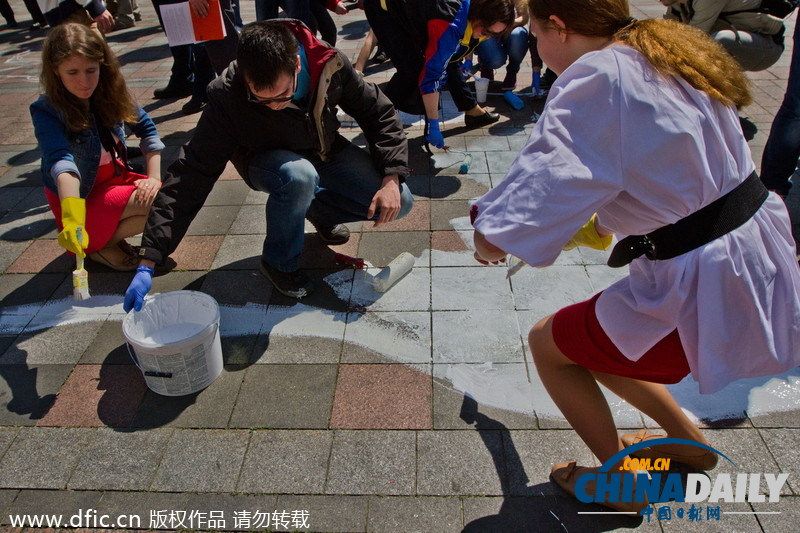 亲乌民众在国会大楼外画乌地图 要求保卫领土完整