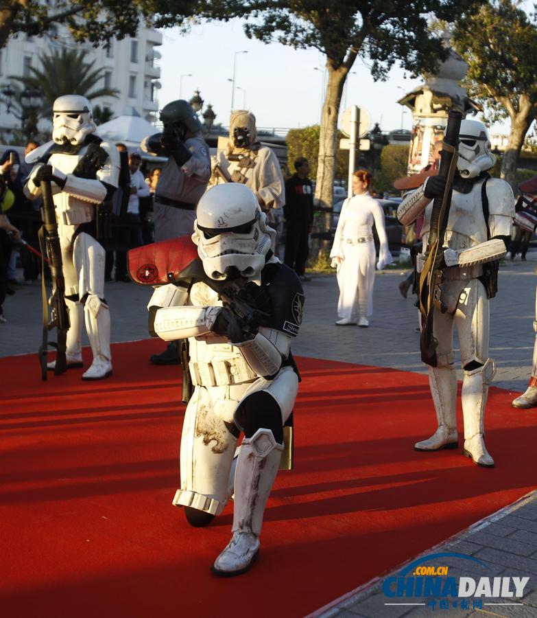 《星球大战》迷突尼斯聚首 装扮成电影中经典角色游行