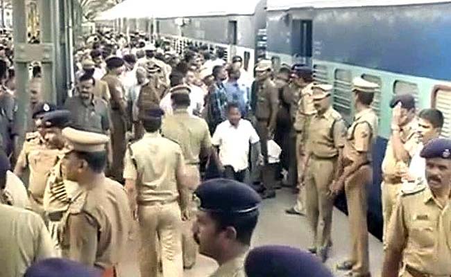 印度火车遇双重爆炸袭击1死9伤