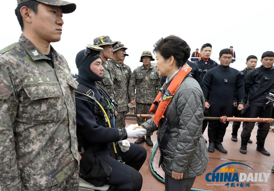 朴槿惠访客轮沉没事发地 慰问家属和潜水员