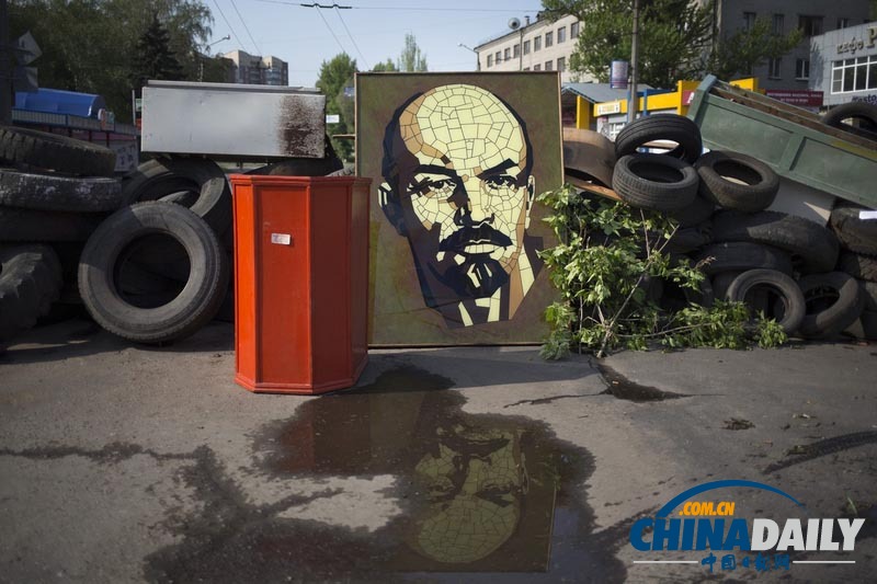 乌克兰斯拉维扬斯克争端暂歇 无名死尸遭弃置路旁