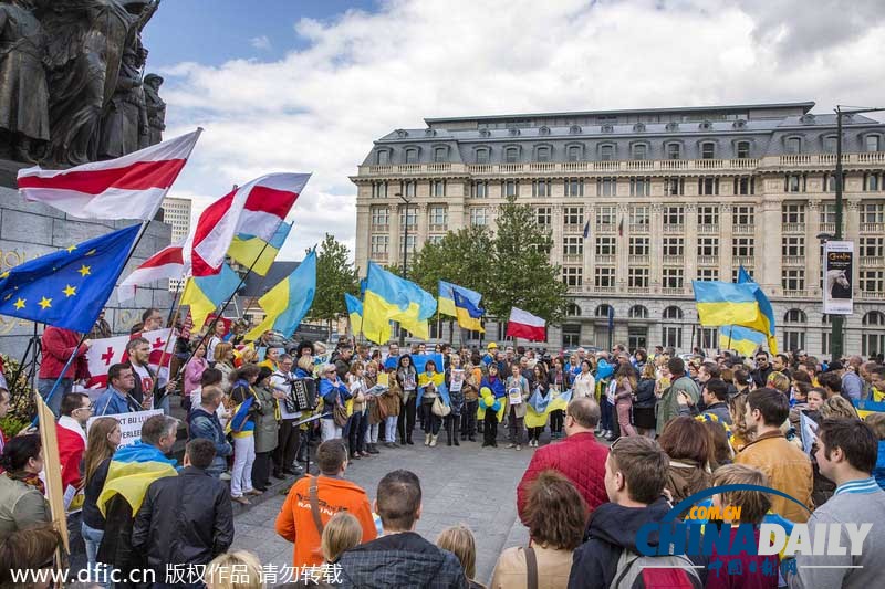 乌民众在比利时示威抗议俄挑起乌国内战争