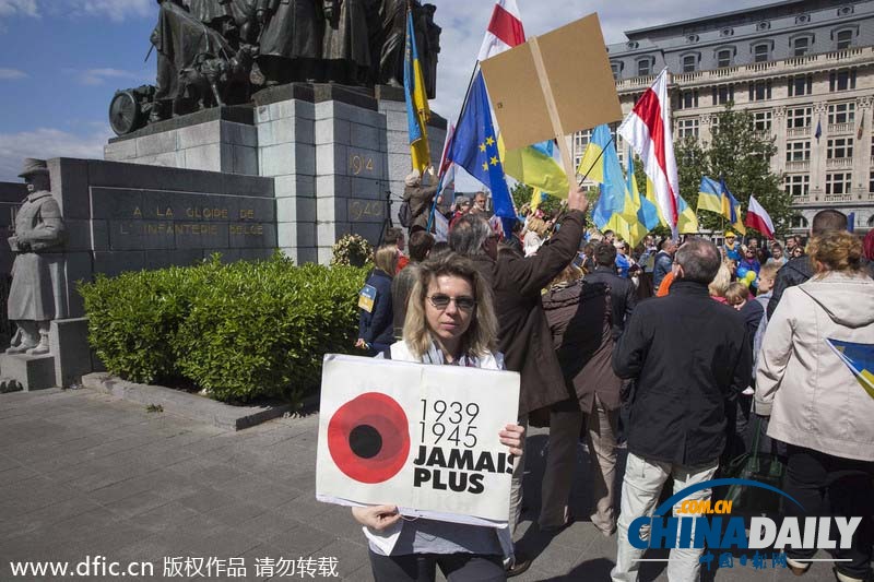 乌民众在比利时示威抗议俄挑起乌国内战争