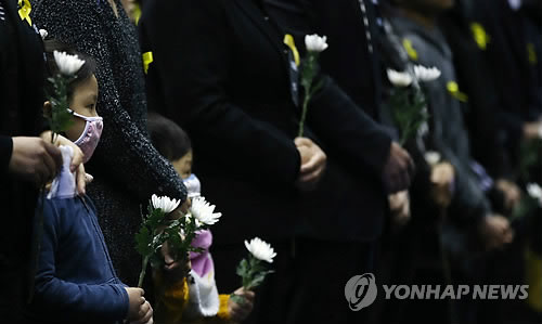 韩国儿童节大批民众赴集体灵堂悼念沉船遇难者