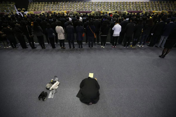 韩国儿童节大批民众赴集体灵堂悼念沉船遇难者