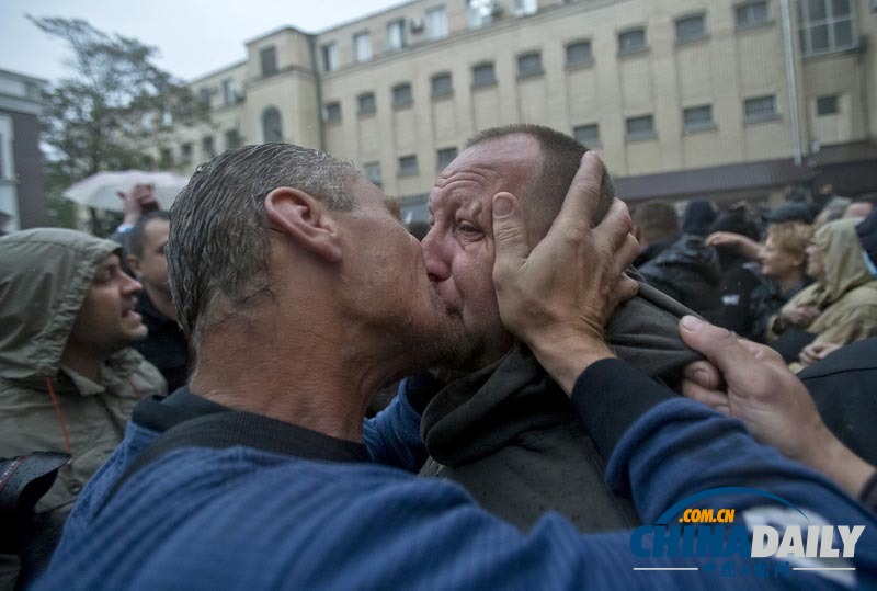 乌亲俄者闯进警察局 释放关押者获热烈激吻