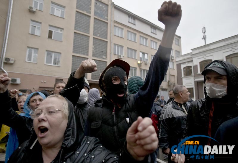 乌亲俄者闯进警察局 释放关押者获热烈激吻